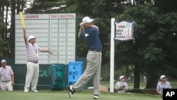 South African golfer Ernie Els practices at Congressional Country Club in Bethesda, Maryland for the upcoming U.S. Open, June 15, 2011