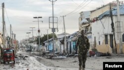 Seorang tentara Somalia berjalan melintas di Hotel Hayat, lokasi pengepungan militan Al-Shabaab di Mogadishu, Somalia, 20 Agustus 2022. (Foto: Feisal Omar/Reuters)