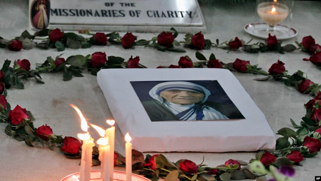 Un retrato de la madre Teresa yace en su tumba durante un servicio de oración, en Kolkata, India.