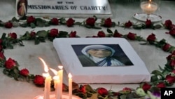 Un portrait de Mère Teresa lors d'une prière à Kolkata (anciennement Calcutta), Inde, le 5 septembre 2015.