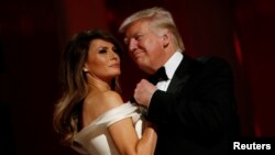 Tổng thống Donald Trump khiêu vũ với Đệ nhất phu nhân Melania trong ngày ông nhậm chức 20 tháng 1, 2017. Ông Trump được cho là đã bắt đầu ngoại tình với cô Karen McDougal khoảng ba tháng sau khi bà Melania sinh con.