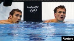 Michael Phelps (agoch) ak Ryan Lochte--2 Ameriken--apre konpetisyon naj 200 mèt medley endividyèl la nan demi-final Je Olenpik 2012 Lond yo 