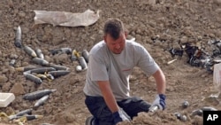 Clearing unexploded ordnance in Iraq. (file)