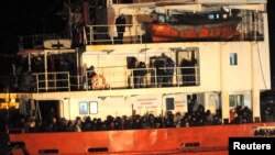 Kapal kargo "The Blue Sky M" yang mengangkut sekitar 900 migran, berlabuh di pelabuhan Gallipoli, Italia (31/12). Pihak berwenang Italia berusaha menyelamatkan ratusan migran dari kapak kargo Ezadeen yang nampaknya ditinggalkan oleh awak kapalnya di tengah laut perairan laut Tengah. 