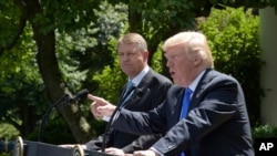 Tổng thống Donald Trump (phải) phát biểu trong cuộc họp báp với Tổng thống Romania Klaus Werner Iohannis (trái) trong Vườn Hồng Nhà Trắng, ngày 9 tháng 6, 2017.