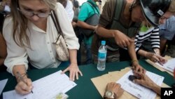 Oposición acusó a las autoridades comiciales de aplicar una “operación morrocoy” para retrasar el referendo.