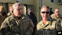 마크 밀리 미 합참의장(왼쪽)과 아프간 주둔 연합군 사령관 미 육군 대장 스콧 밀러 장군이 지난 16일 카불 연합군 지휘소에서 대화를 나누고 있다.