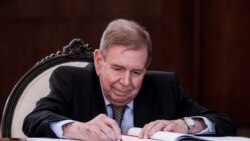 El líder opositor venezolano Edmundo González Urrutia firma el libro de visitas de la casa presidencial de Costa Rica. en San José, el 16 de enero de 2025.