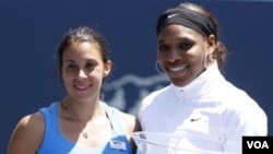 Serena Williams (kanan) dan Marion Bartoli berfoto bersama setelah final turnamen tenis Bank of the West Classic, Minggu (31/7) di California.