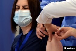 Žena dobija vakcinu protiv koronavirusa u Prištini, Kosovo, mart 2021.