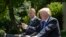 Tổng thống Donald Trump (phải) phát biểu trong cuộc họp báp với Tổng thống Romania Klaus Werner Iohannis (trái) trong Vườn Hồng Nhà Trắng, ngày 9 tháng 6, 2017.