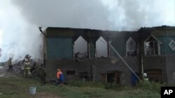 Radnici hitnih službi i vatrogasci na mestu požara u psihijatrijskoj bolnici u selu Luka u Rusiji