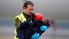 Seorang anggota Angkatan Udara Kerajaan Belanda menggendong seorang anak turun dari pesawat bantuan Belanda yang tiba dari Port-au-Prince, Haiti, di bandara Eindhoven, Belanda, 21 Januari 2010. (Foto: dok).