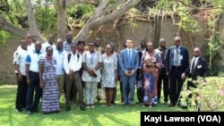 Des membres de la Global alumni association of Togo (GAAT), à Lomé, Togo, le 14 novembre 2016. (VOA/Kayi Lawson)