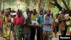 Les villageois transportent une femme morte dans une tombe à Gety dans la région de l'Ituri, dans l'est de la République démocratique du Congo, le 13 juillet 2006.