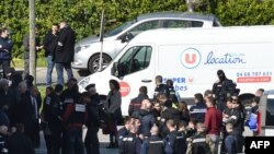 La police devant le supermarché après la fusillade et la prise d’otages dans la ville de Trèbes, dans le sud de la France, le 23 mars 2018.