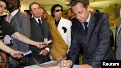 Claude Gueant (soldan ikinci) 2007 yılında Trablusgarp'ta Cumhurbaşkanı Nicolas Sarkozy ve eski Libya lideri Muammer Kaddafi'yle