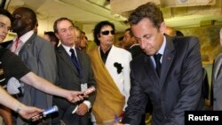L'ancien dirigeant libyen Mouammar Kadhafi, l'ancien président Nicolas Sarkozy (à droite) et Claude Gueant (à gauche) en visite au palais de Bab Azizia à Tripoli, le 25 juillet 2007.