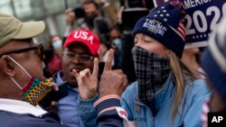 Фото: прихильники Трампа та Байдена спілкуються під час протесту в Детройті, 5 листопада 2020 року