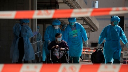 Cư dân ở một viện dưỡng lão ở Hong Kong đang được di tản khi dịch Covid-19 bùng phát trở lại ở vùng lãnh thổ này