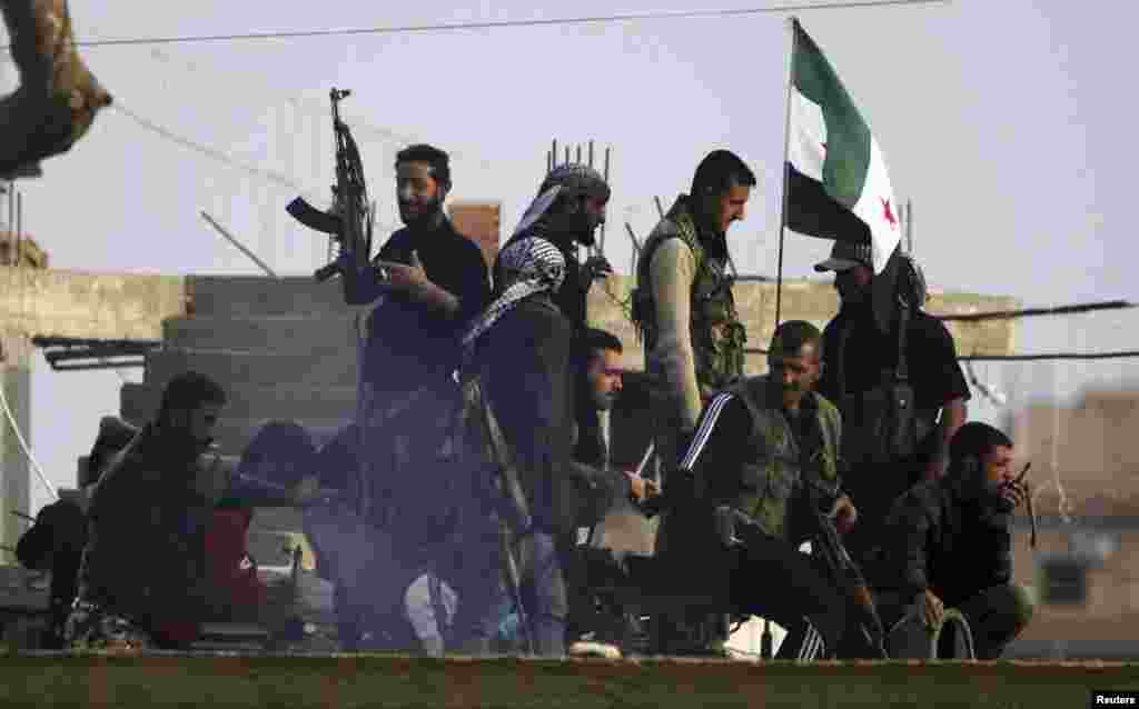 Members of the Free Syrian Army in the northern Syrian town of Ras al-Ain, as seen from Turkey's Sanliurfa province, November 22, 2012. 