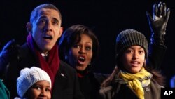 Barack Obama e a família fotografados durante a cerimónia de iluminação da árvore de Natal da Casa Branca