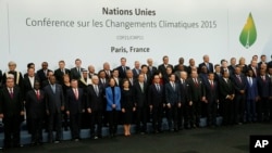 30일 프랑스 파리에서 개막한 기후변화협약 총회에 참석한 각 국 정상들이 기념사진을 촬영했다.