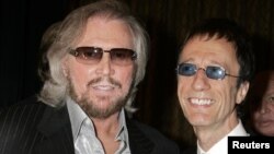 Robin Gibb, a la derecha y su hermano Barry Gibb, recibiendo un homenaje de BMI en Beverly Hills, 2007.