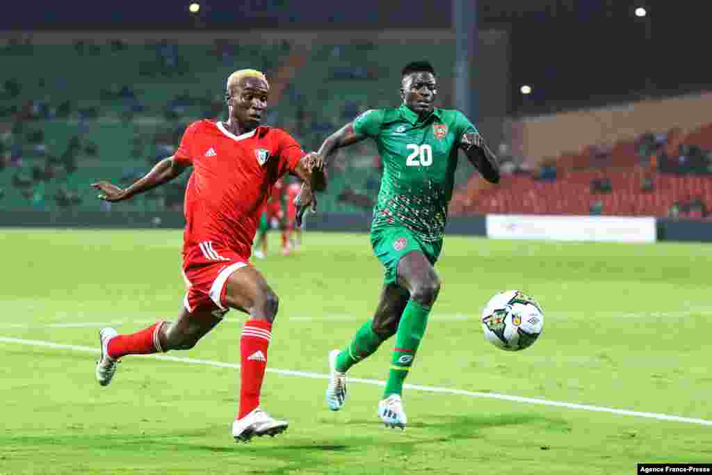 Sudan&#39;s midfielder Al Gazoli Hussein Nooh (L) fights for the ball with Guinea-Bissau&#39;s defender Sori Mane.