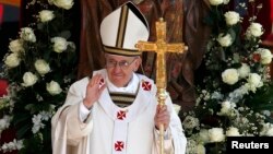 El papa Francisco no quiere perder su costumbre de lavar los pies a los más necesitados en Jueves Santo.