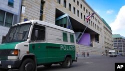 Un vehículo policial está estacionado frente a la embajada británica en Berlín, el 11 de agosto de 2021. 