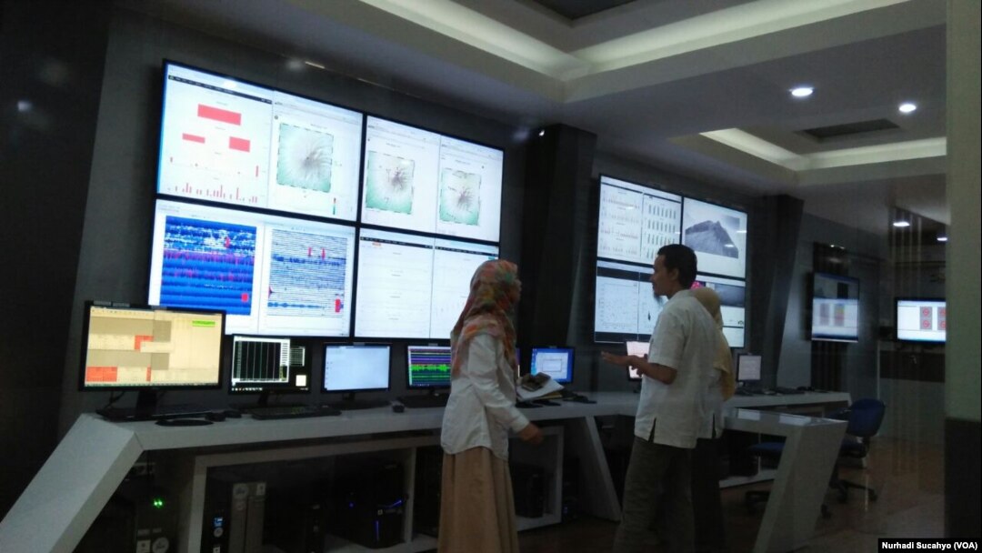 Petugas mengamati aktivitas Merapi di Kantor BPPTKG, Kamis, 24 Mei 2018. (Foto: VOA/Nurhadi Sucahyo)