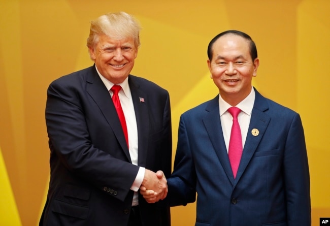 Tổng Thống Mỹ, Donald Trump và Chủ Tịch Nước Việt Nam, Trần Đại Quang, tại hội nghị APEC, Đà Nẵng.