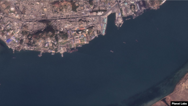 북한 남포항을 촬영한 10월30일자 위성사진. 선박들의 숫자가 눈에 띄게 줄면서, 운항 중인 선박이 많다는 점을 시사하고 있다. 자료=Planet Labs