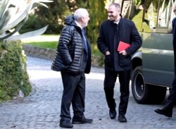 Ekonom pemenang Hadiah Nobel Joseph Stiglitz (kiri) dan Menteri Ekonomi Argentina Martin Guzman di Vatikan, 5 Februari 2020. (Foto: REUTERS/Remo Casilli)