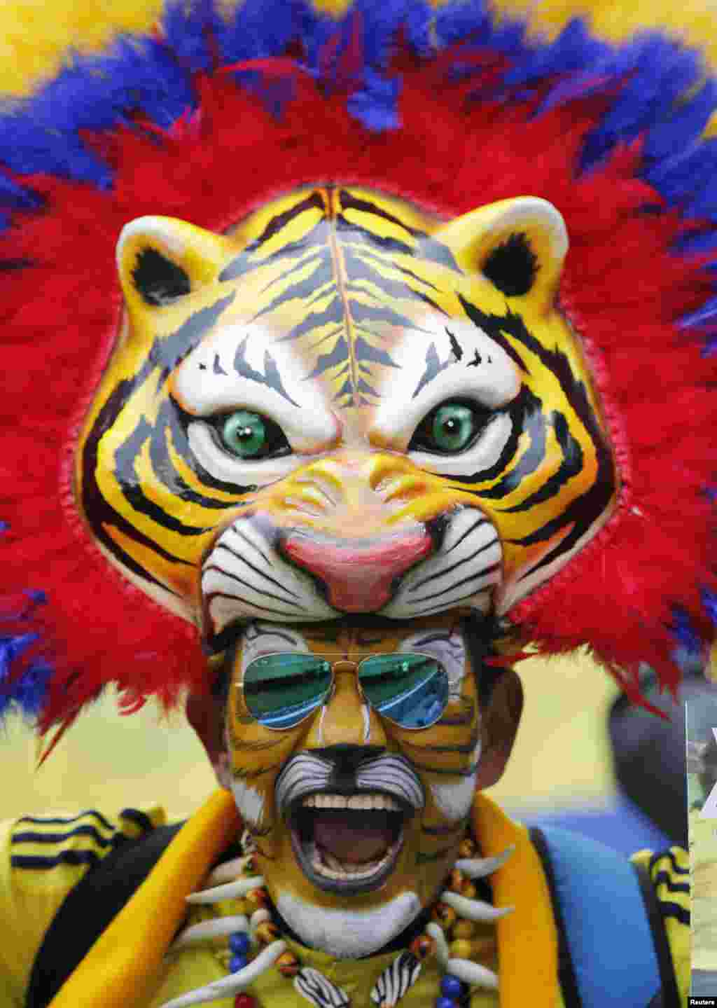 A Colombia fan awaits the start of the team&#39;s first round Copa America 2015 soccer match against Peru at Estadio Municipal Bicentenario German Becker in Temuco, Chile, June 21, 2015.