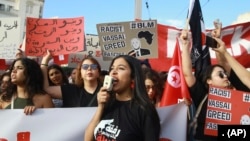 Les Tunisiens dans la rue pour manifestater contre le président Kais Saied avant les prochaines élections présidentielles, 13 septembre 2024. AP / Anis Mili