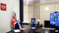 블라디미르 푸틴 러시아 대통령이 15일 모스크바 외곽 집무실인 노보 오가르요보에서 화상으로 국가안보 위원회 회의를 주재하고 있다. 러시아 외무부는 이날 '항공자유화조약(Open Skies Treaty)' 탈퇴 절차를 시작했다고 밝혔다. 