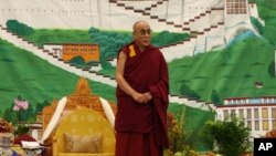 His Holiness the Dalai Lama addresses Tibetans in Minnesota.