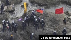 Para aktivis yang mengibarkan bendera Tiongkok dan Taiwan ditangkap polisi Jepang setibanya di kepulauan yang dikenal sebagai Senkaku di Jepang dan Diaoyu di Tiongkok di wilayah Laut Cina Timur (foto: dok).