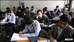 Para siswa asal Iran ketika berada di sebuah kelas. (Foto: Courtesy/MEHR)