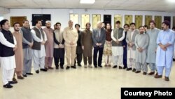 پی ٹی ایم کے مرکزی رہنما منظور پشتین اور محسن داوڑ پاکستان کی قومی اسمبلی میں ارکانِ سینٹ کے ساتھ۔ 16 اپریل 2019