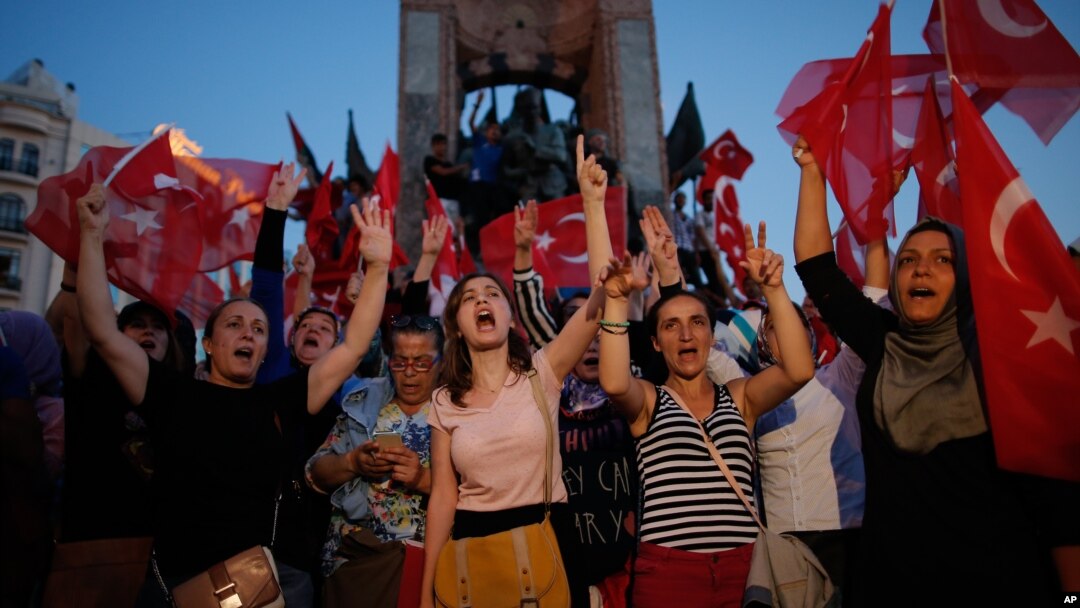 Warga Turki memberikan dukungan terhadap pemerintahan Erdogan pada aksi unjuk rasa di Lapangan Taksim, Istanbul, Sabtu (16/7). 