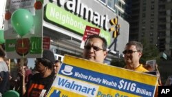 Empleados de Walmart protestan por bajos salarios y abusos laborales.