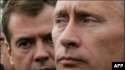 Medvedevi i afrohet popullaritetit të Putinit