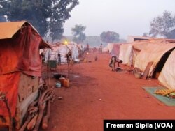 Des enfants devant leurs huttes du site de déplacés de Pk3 à Bria, le 25 février 2017. (VOA/Freeman Sipila)