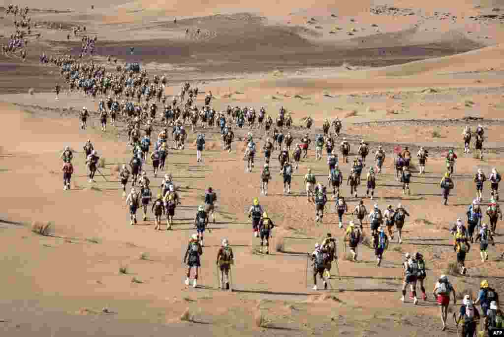 251km에 이르는 모로코 사하라 사막을 6박 7일 동안 걸어야 하는 코스인 &lsquo;마라톤 데 사브레(Marathon des Sables)&rsquo;​가 열린 가운데, 마라톤 참가자들이 총 31개 구간 중 두 번째 구간을 지나고 있다.