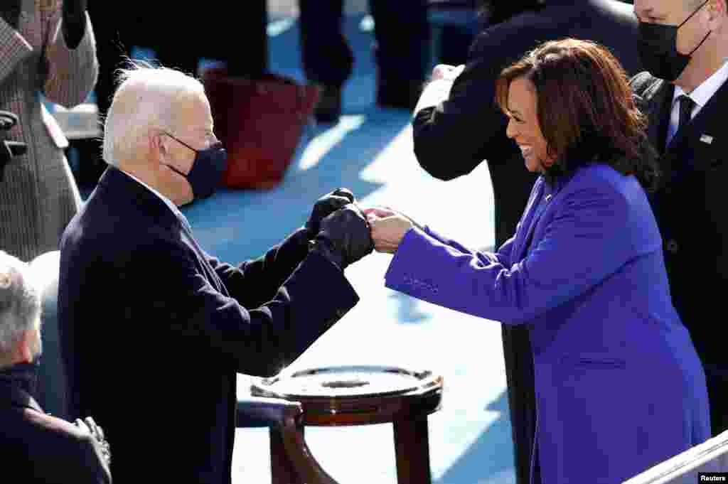  El reci&#233;n estrenado presidente de EE.UU. Joe Biden y la vicepresidenta Kamala Harris se toman de las manos durante la toma de posesi&#243;n en Washington. 20 de enero de 2021.