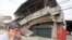 Un residente pasa frente a una casa colapsada durante un terremoto en la ciudad de Cebu, en el centro de las Filipinas.