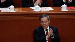 3月11日，李强在中国人大闭幕会议上鼓掌。